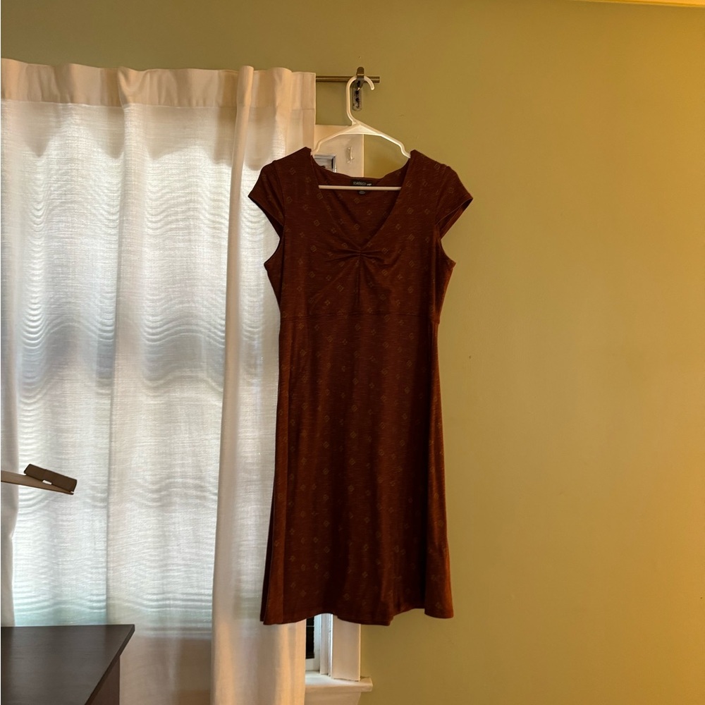 Title Nine Amelia short sleeve dress dark maroon color. Great condition.